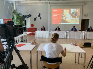 Hinter den Kulissen der Pressekonferenz in der Sparkasse Regensburg