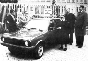 Jubiläum: 200 Jahre Sparkasse Regensburg 1980_Übergabe eines VW-Polos für die Sozialstation des Diakonischen Werkes